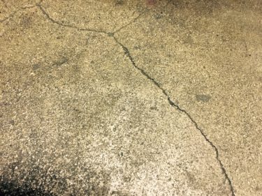 駐車場コンクリートにひび割れが！DIYで直すことはできる？